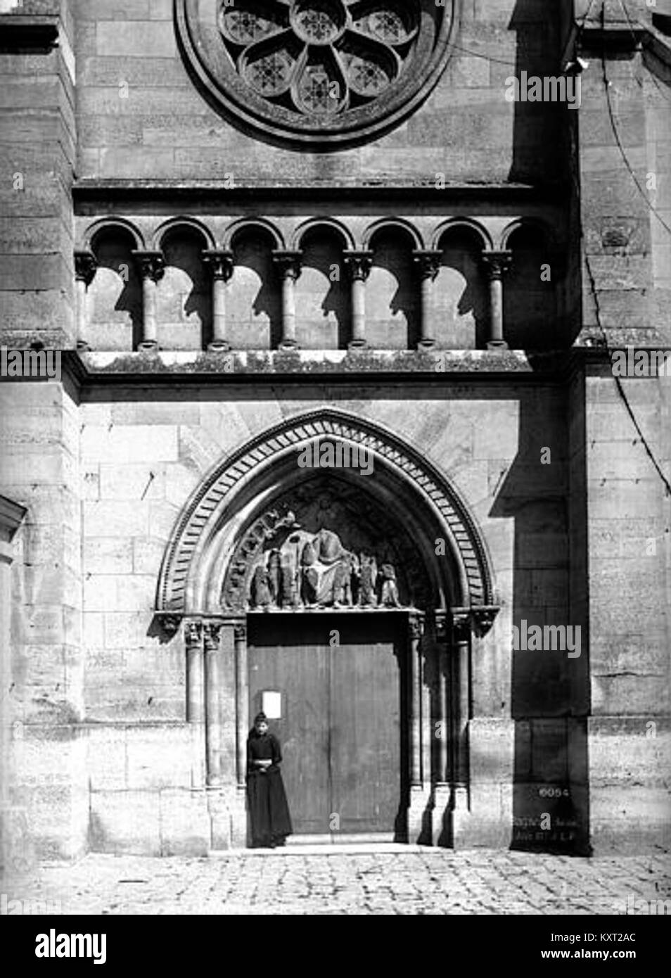 Questa immagine mostra il portale occidentale della chiesa di Bagneux, in Francia. L'ingresso in pietra presenta decorazioni scolpite tipiche dell'architettura religiosa medievale, conservate come parte dell'archivio del patrimonio francese. Foto Stock