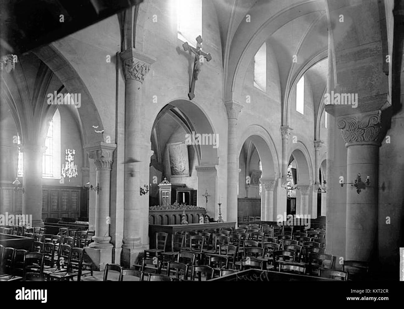 Immagine che mostra una vista diagonale della navata della chiesa di Deuil-la-barre, Francia, evidenziando elementi architettonici interni documentati dalla Médiathèque de l'Architecture et du patrimoine. Foto Stock