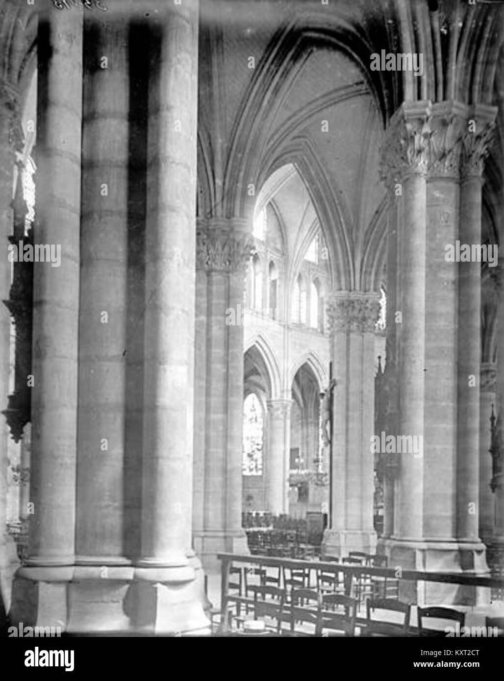 Eglise - Vue diagonale de la nef - Lagny-sur-Marne - Médiathèque de l'architecture et du patrimoine - APMH00035813 Foto Stock