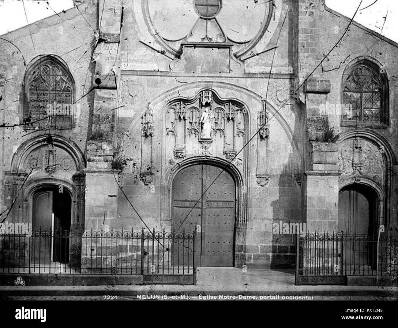Una fotografia della Médiathèque de l'Architecture et du patrimoine che mostra il portale occidentale della Chiesa di Notre-Dame a Melun, Francia, con elementi scultorei gotici e dettagliate sculture in pietra. Foto Stock