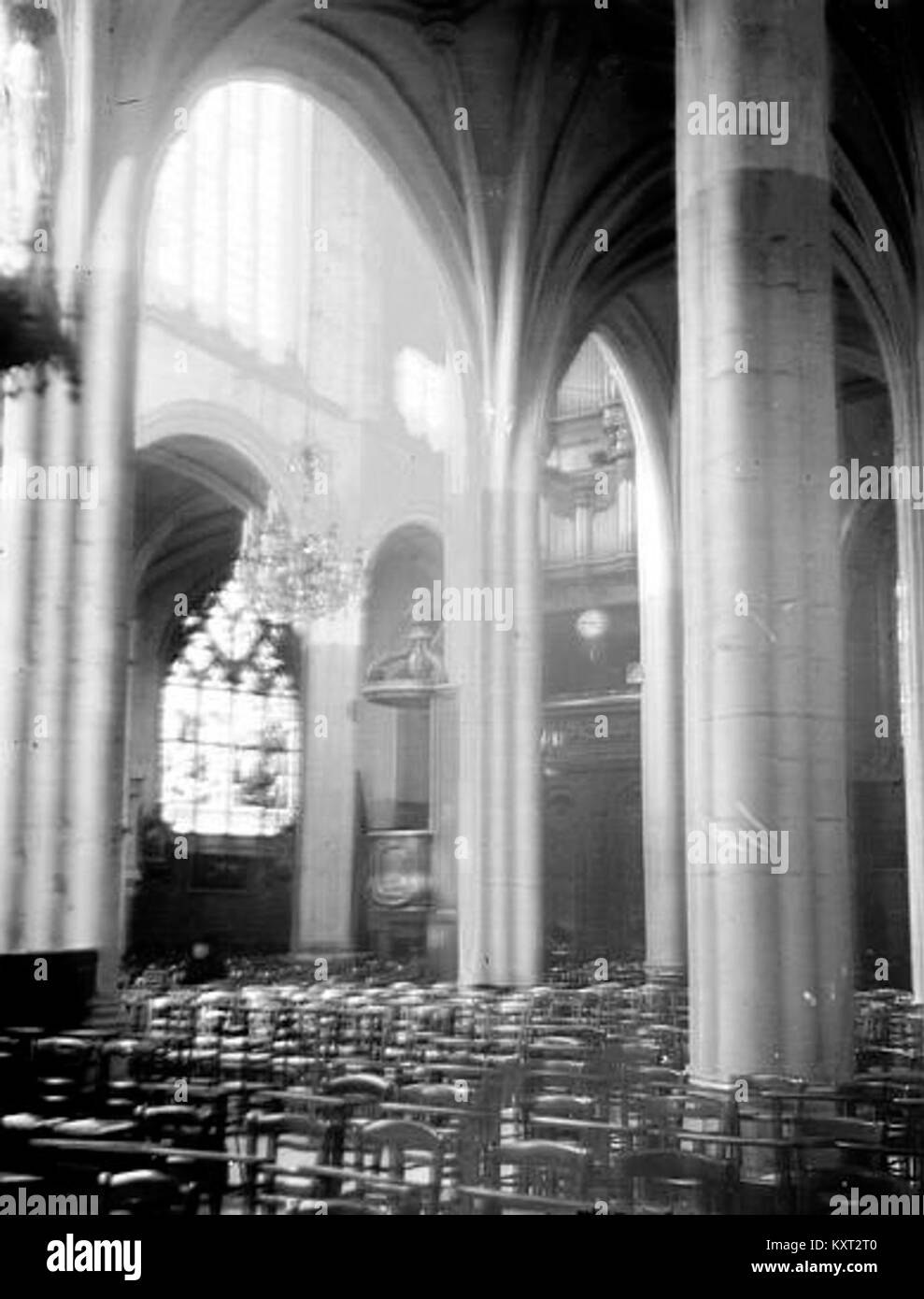 Una fotografia della Médiathèque de l'Architecture et du patrimoine che mostra la navata della chiesa di Saint-Aspais a Melun, in Francia, vista diagonalmente per rivelare archi gotici ed elementi di interior design. Foto Stock
