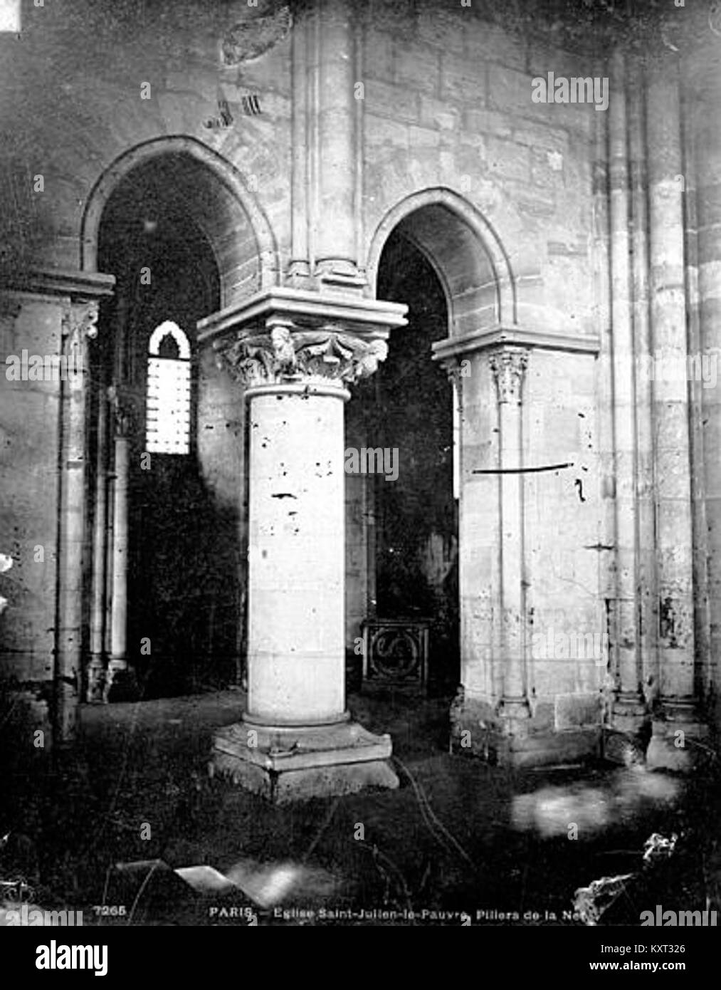 Fotografia interna della chiesa di Saint-Julien-le-Pauvre a Parigi, che mostra archi, colonne e elementi di design medievale conservati nella collezione Heritage. Foto Stock
