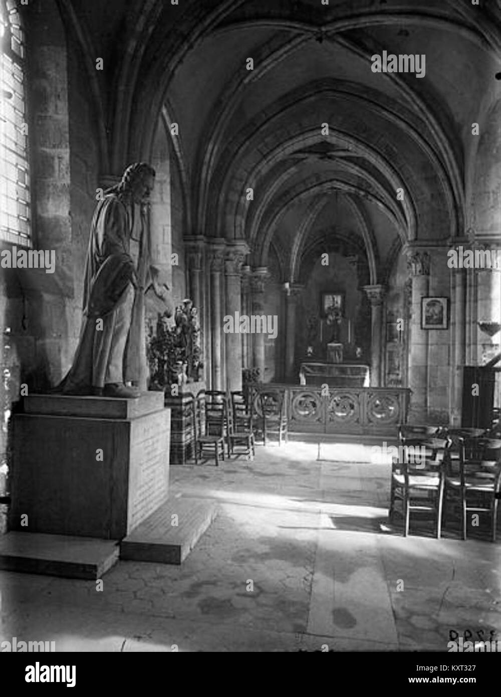 Questa immagine mostra Eglise Saint-Julien-le-Pauvre, una chiesa situata a Parigi, con vista sui suoi interni e sulle sue caratteristiche architettoniche. Comprende elementi di conservazione storica, parte della Médiathèque de l'Architecture et du patrimoine. Foto Stock