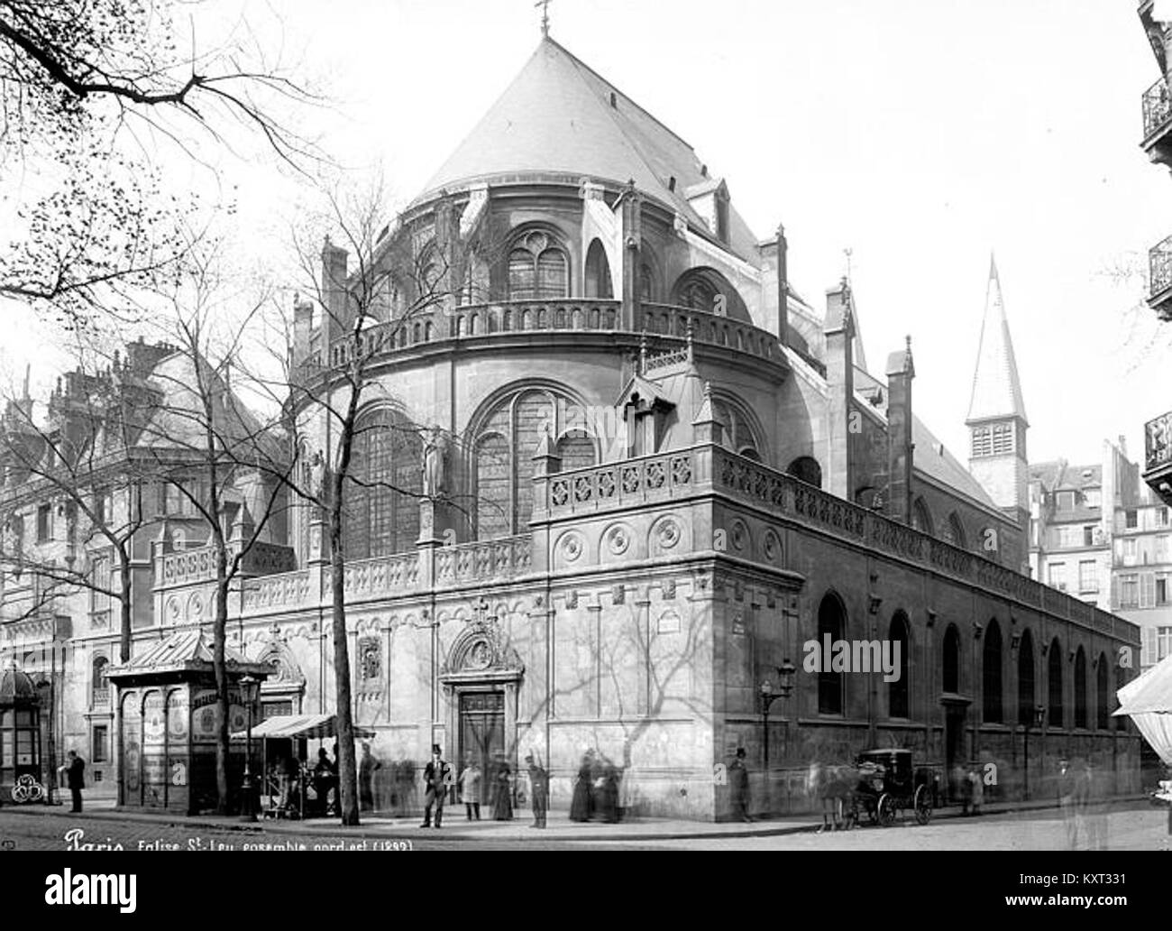 Questa immagine mostra la sezione nord-est di Eglise Saint-Leu-Saint-Gilles a Parigi. La fotografia mette in evidenza i suoi elementi architettonici e i dettagli strutturali, parte della collezione Médiathèque de l'Architecture et du patrimoine. Foto Stock