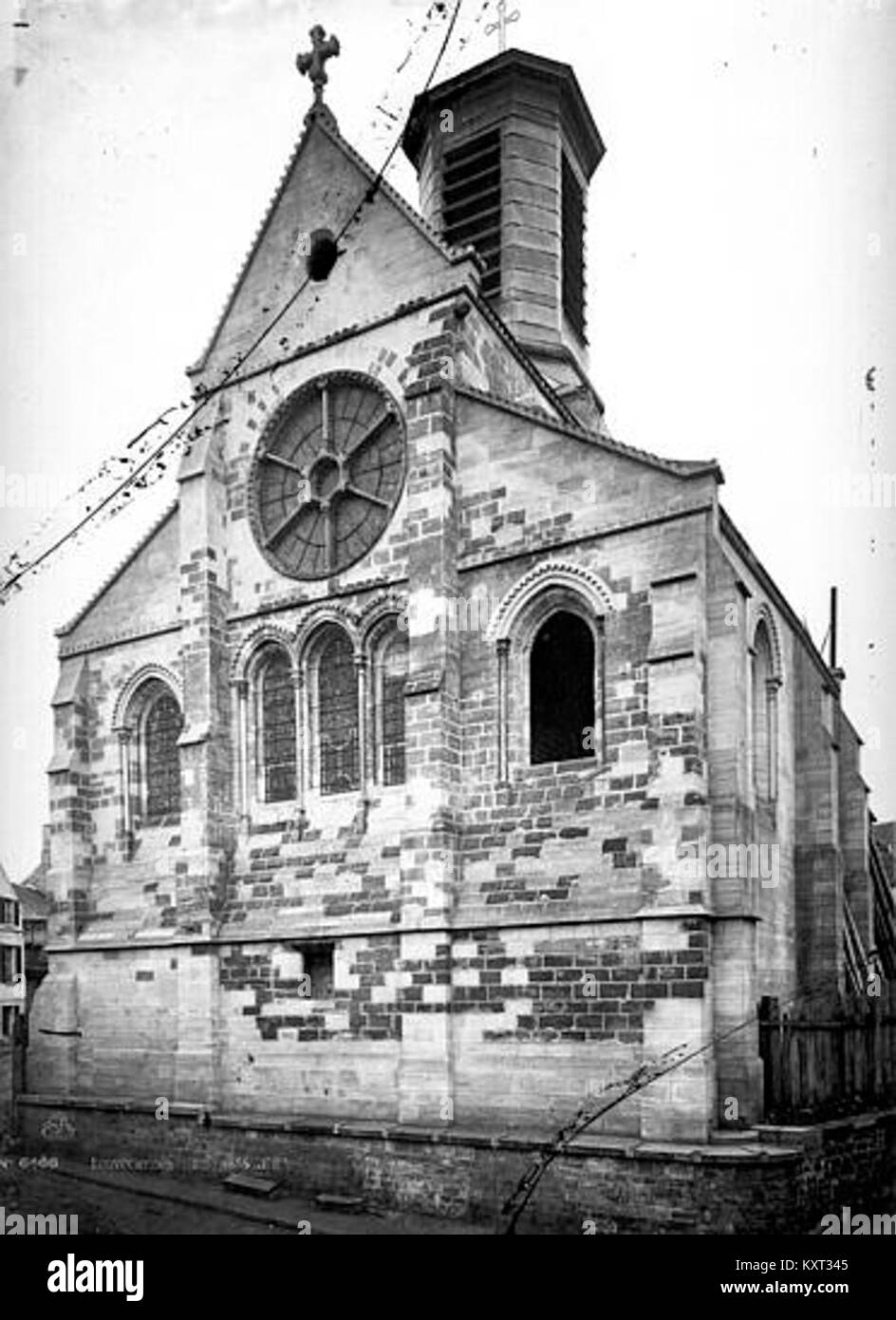 Fotografia dell'abside della chiesa di Saint-Martin a Louveciennes, Francia, che mostra lo stile architettonico romanico con dettagliate opere in pietra, archi e elementi storici conservati documentati dalla Médiathèque de l'Architecture et du patrimoine. Foto Stock