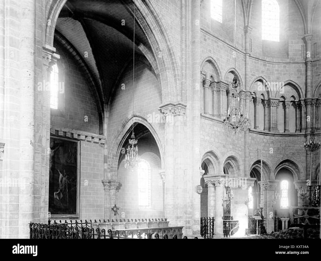 L'attraversamento e il coro della chiesa di Saint-Martin a Étampes, Francia, illustrano elementi architettonici gotici, tra cui volte a costine, archi a punta e alte finestre del clericembalo, registrati dalla Médiathèque de l'Architecture et du patrimoine. Foto Stock