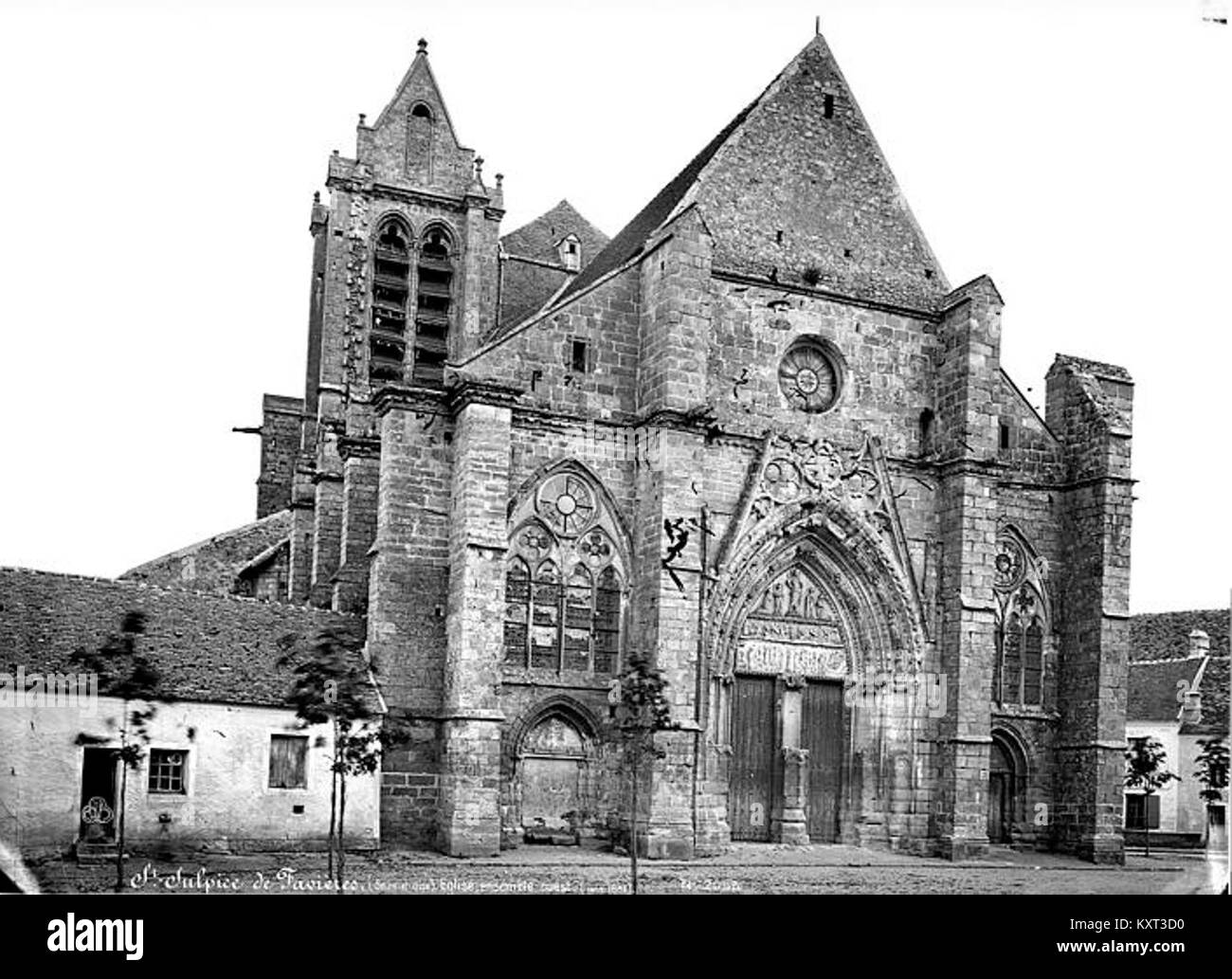 Questa immagine raffigura la sezione occidentale di Eglise Saint-Sulpice a Saint-Sulpice-de-Favières. Presenta l'architettura e le caratteristiche principali della chiesa, conservate nella Médiathèque de l'Architecture et du patrimoine. Foto Stock
