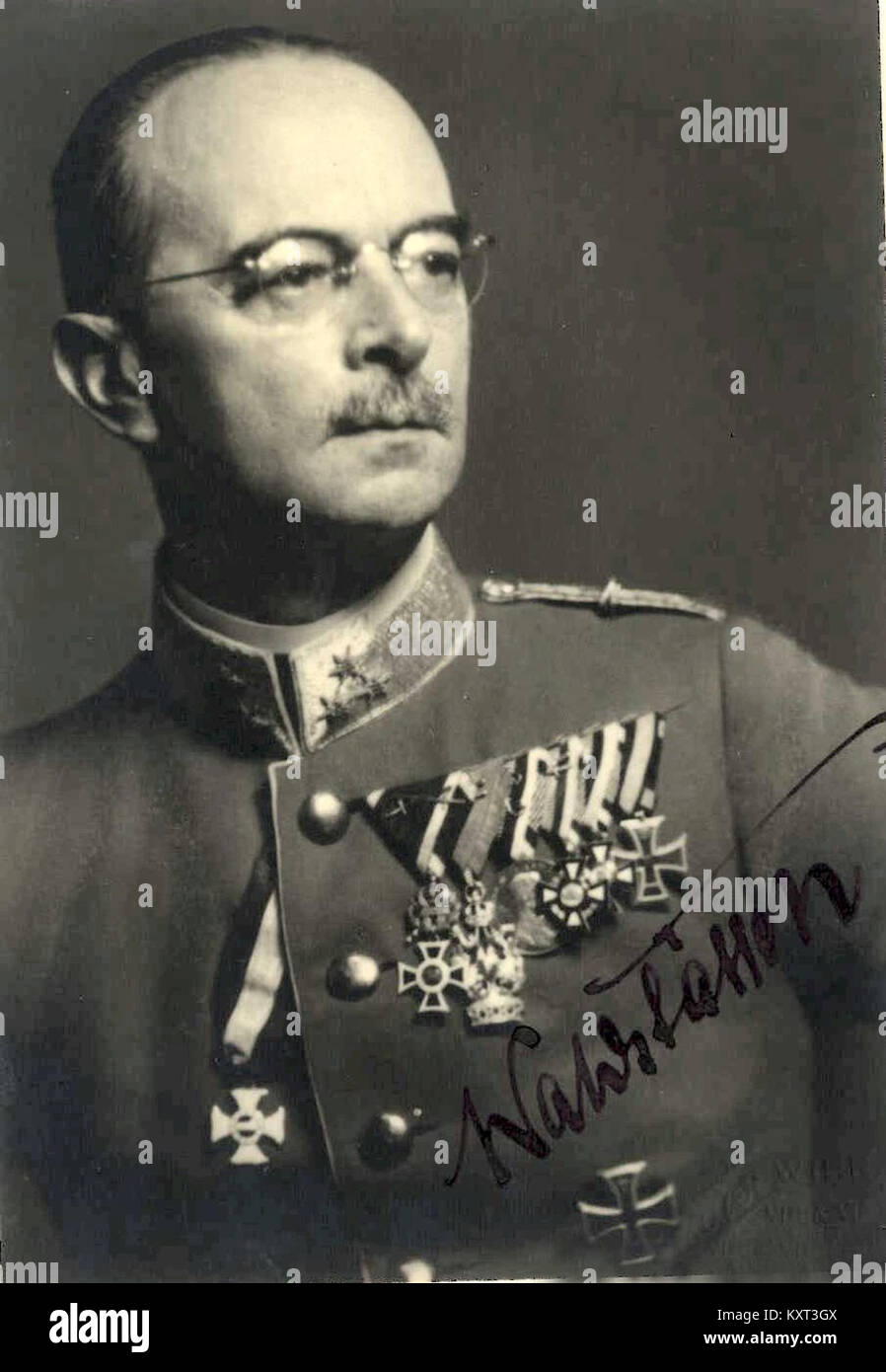 Ritratto di Egon Freiherr von Waldstätten nel 1922, destinatario dell'ordine al merito militare (MMTO), che rappresenta una figura decorata dell'Austria del XX secolo. Foto Stock