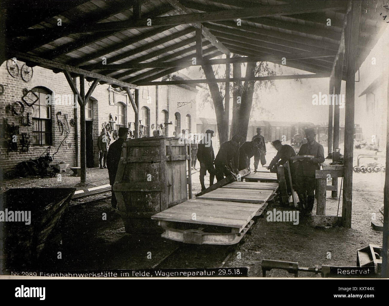 Questa fotografia mostra un'officina ferroviaria sul campo il 29 maggio 1918, incentrata sulle riparazioni dei carri durante la prima guerra mondiale. Si tratta di un'immagine militare storica. Foto Stock