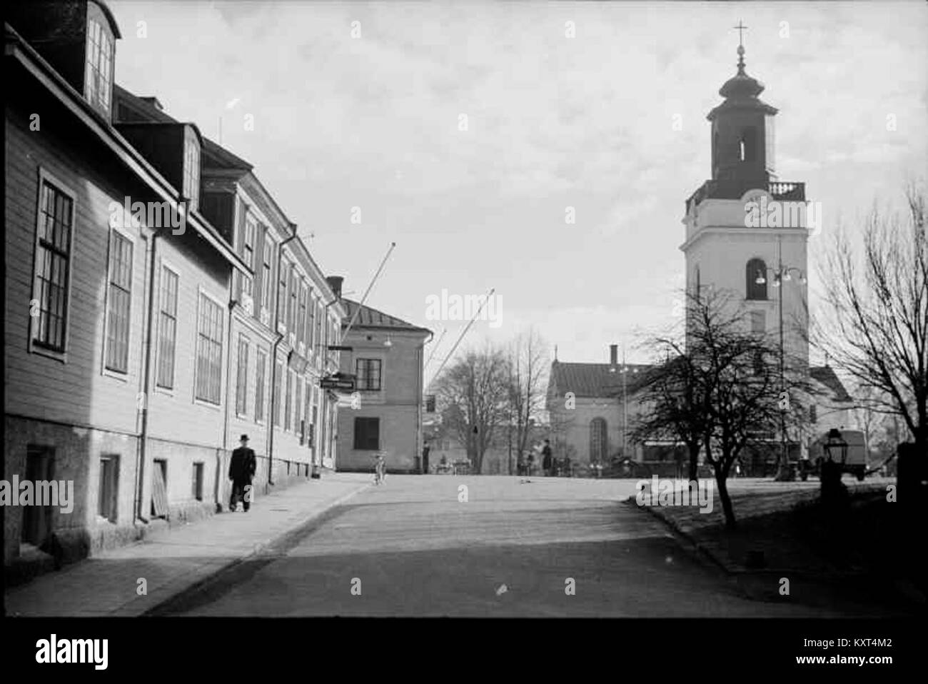 Eksjö Kyrka, situata in Svezia, è una chiesa storica nota per la sua architettura in legno del XVIII secolo, che riflette gli stili tradizionali scandinavi. È un importante punto di riferimento culturale e religioso nella regione. Foto Stock