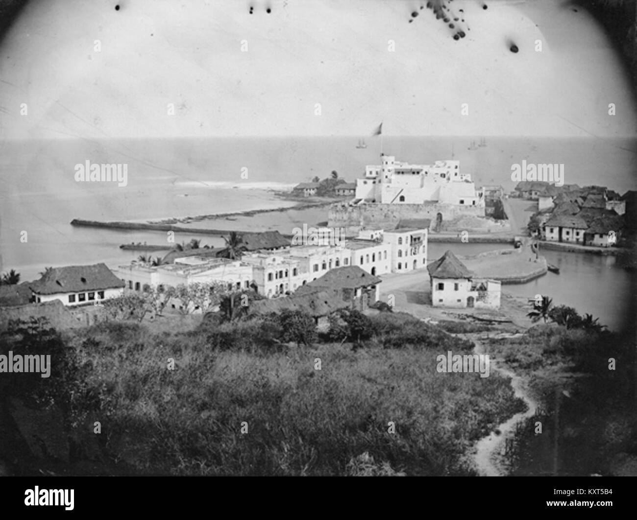 Una fotografia di Elmina, Ghana, intorno al 1865, che mostra la città costiera e lo storico castello di Elmina, uno dei più antichi edifici europei nell'Africa sub-sahariana. Foto Stock