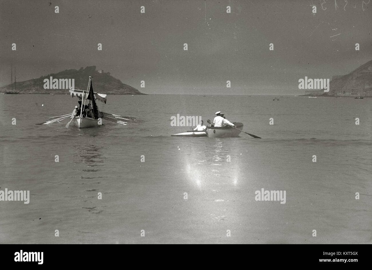 Questa fotografia in bianco e nero del 1926 mostra l'infante Don Juan che pratica in canoa (piragua) nella baia di la Concha a San Sebastián, in Spagna. L'immagine registra un'attività di svago della famiglia reale spagnola in un ambiente di resort costiero. Foto Stock