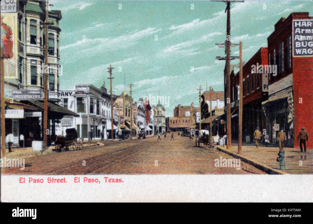 Fotografia di El Paso Street a El Paso, Texas, che mostra lo sviluppo urbano e la vita cittadina in una storica comunità di confine americana. Foto Stock