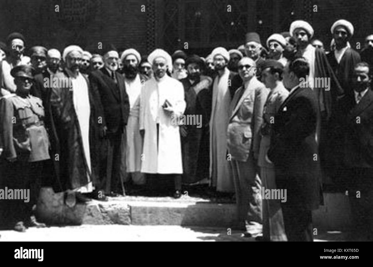 Questa fotografia degli anni '1930 mostra l'emiro Abdullah con i membri della comunità sciita di Karbala, Iraq. L'immagine mette in evidenza l'atmosfera religiosa e culturale dell'epoca, raffigurando l'importanza delle figure religiose e della loro comunità all'interno dell'Islam sciita. Foto Stock