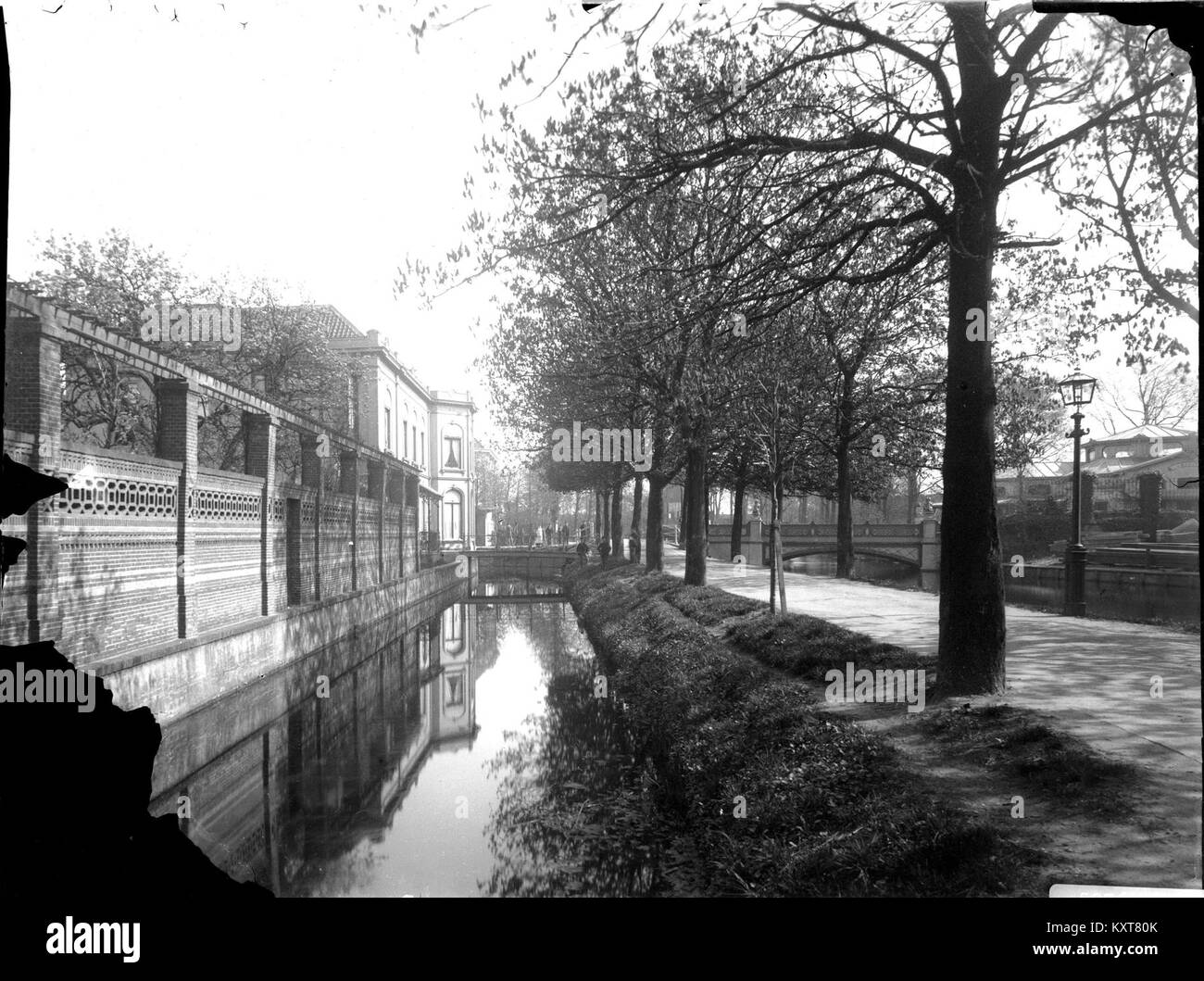 Questa immagine mostra il Morssingel con Singelsloot, Rijnsburgerbrug e la Sociëteit Amititia, che riflette il patrimonio storico e architettonico di Leida, Paesi Bassi, con strutture chiave nel sistema delle vie navigabili della città. Foto Stock