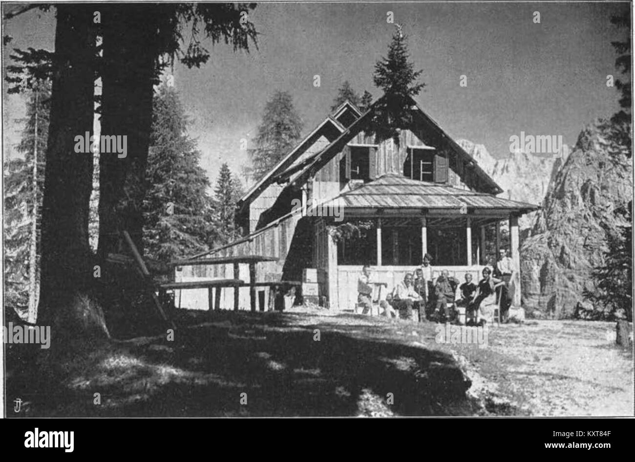 Erjavčeva koča (Loggia Erjavec) al passo Vršič in Slovenia, mostrato nel 1923, è una baita situata a 1.525 m nelle Alpi Giulie, originariamente costruita nel 1901 e ampliata dopo la prima guerra mondiale, che serve come rifugio per i viaggiatori attraverso il passo alpino. Foto Stock