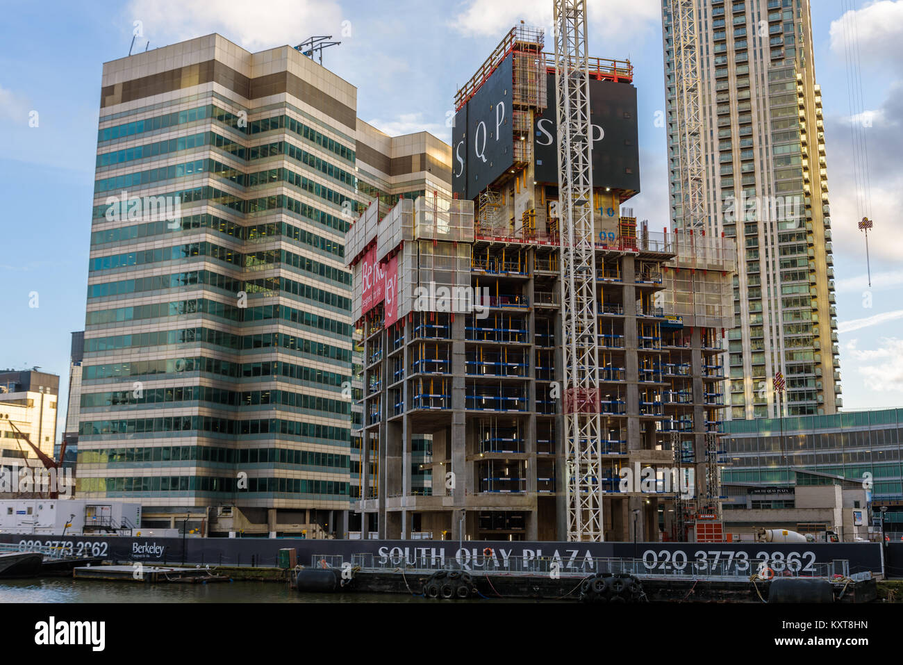 La costruzione in Isle of Dogs Londra. South Quay Plaza progetto, nuovo grattacielo residenziale da Berkeley in sviluppo a sud del Canary Wharf station wagon. Foto Stock