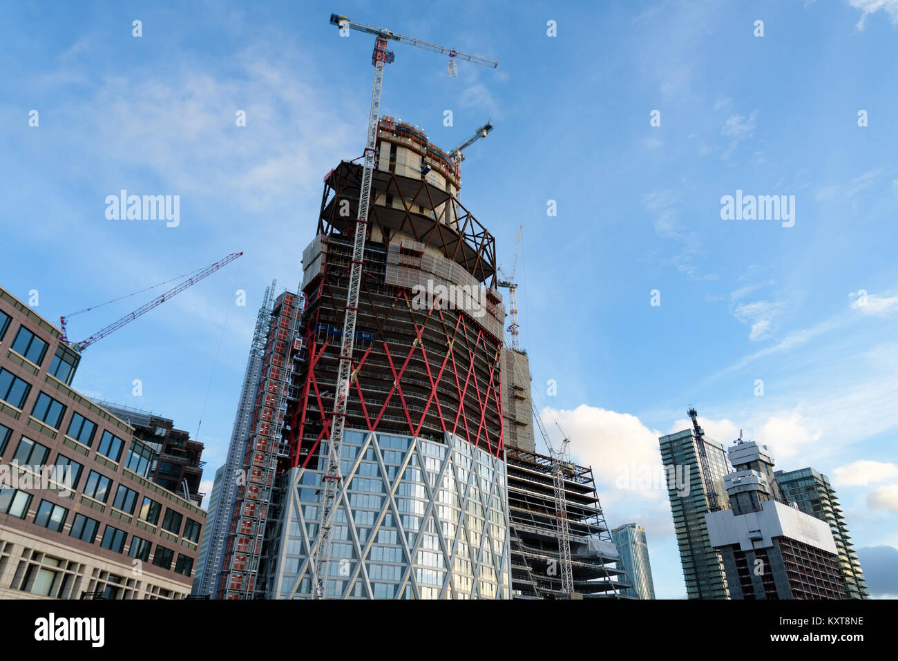 La costruzione in Isle of Dogs Londra. Terranova progetto Quay, a 60 piani grattacielo residenziale in fase di sviluppo ad ovest del Canary Wharf station wagon. Foto Stock