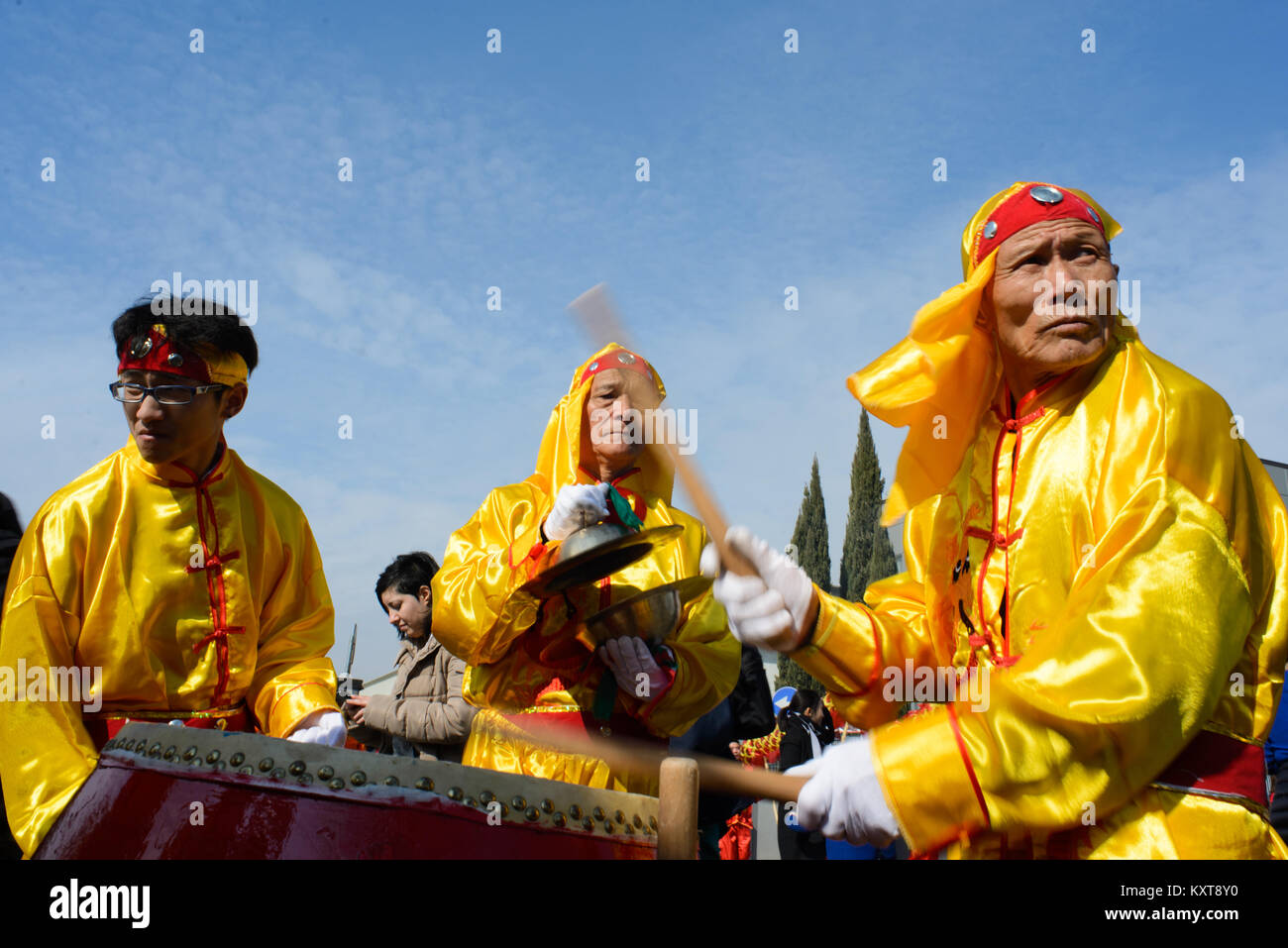 Celebrazioni per il nuovo anno cinese 2015 a Prato, Italia. Due anziani cinese e un giovane uomo di riprodurre il cinese tamburo cerimoniale. Foto Stock