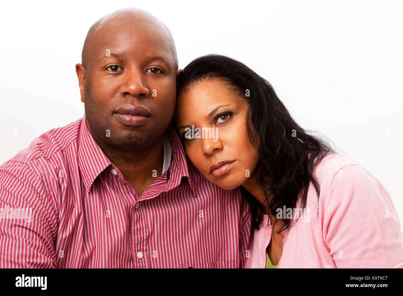 Amare uomo sorridente e donna avvolgente. Foto Stock