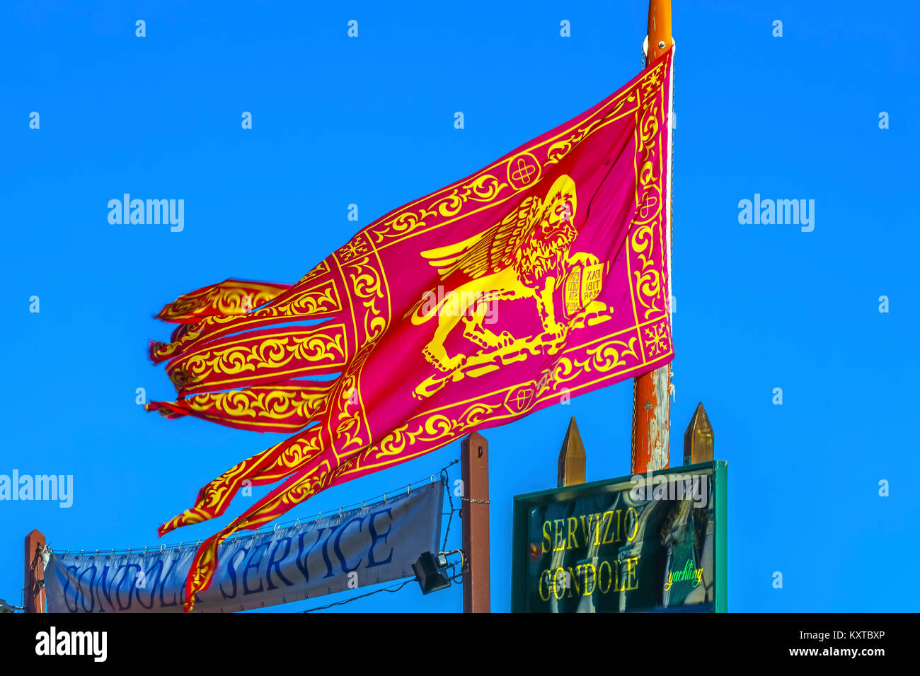 Giallo San Marco leone simbolo bandiera veneziana Venezia Italia. Parole semplicemente dire Servizio Gondole. Foto Stock