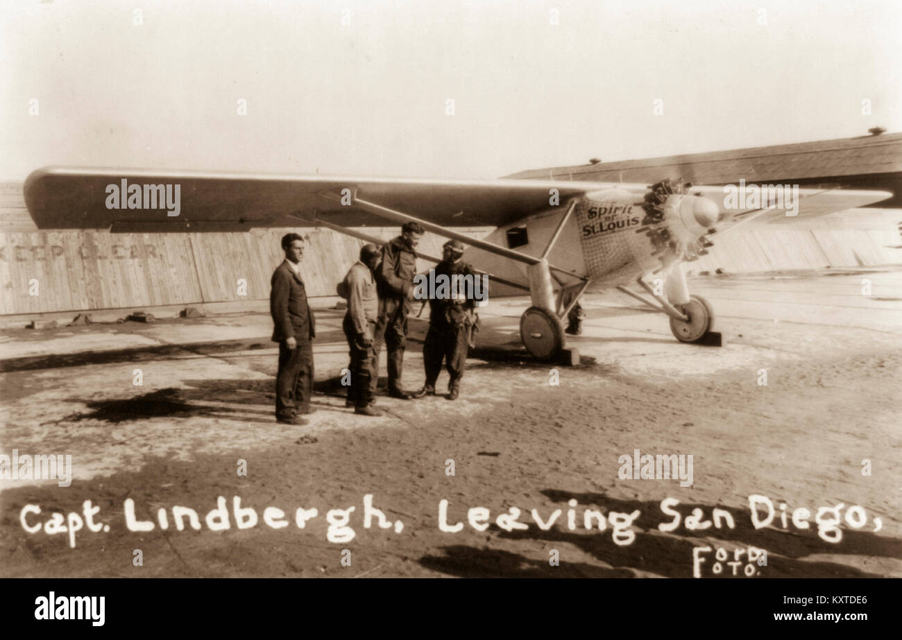 Charles A. Lindbergh aviatore e american hero. Nelle prime ore del mattino di venerdì, 20 maggio 1927, Lindbergh ha preso il largo da Roosevelt Field attraverso l'Oceano Atlantico per Parigi, Francia. Il suo monoplan è stato caricato con 450 US galloni di carburante che è stata più volte sollecitata per evitare che il tubo del combustibile il blocco. Il velivolo pesano circa 2,710 lb , e il decollo è stata ostacolata da un fango, pioggia-imbevuta in pista. La Lindbergh monoplan era alimentata da un J-5C Wright Whirlwind motore radiale e la velocità acquisita molto lentamente durante il suo 7:52 a.m. il decollo, ma liquidati linee telefoniche all'estremità più lontana del campo. Foto Stock