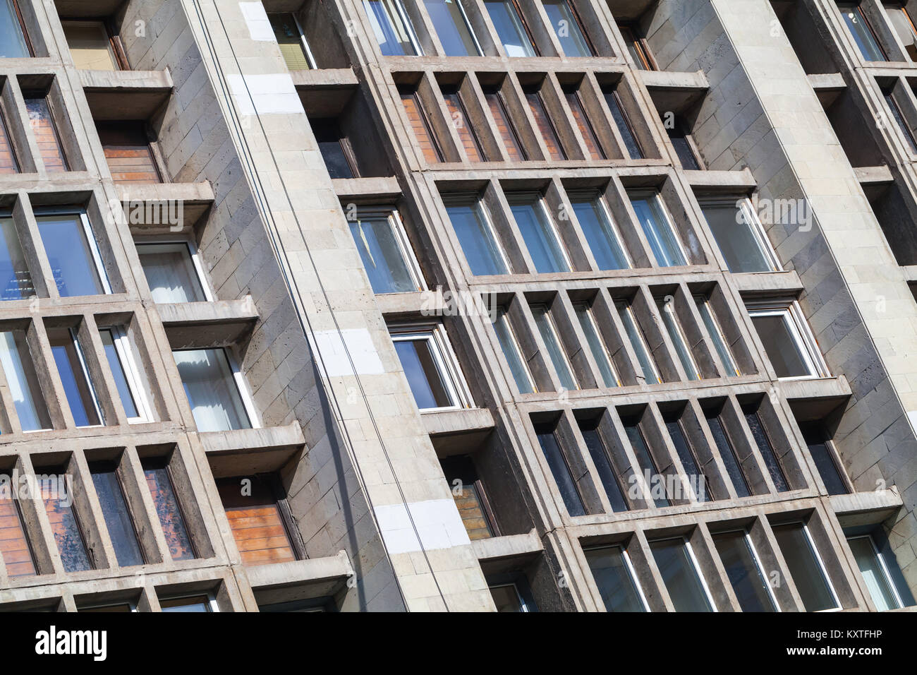 Il vecchio edificio per uffici facciata fatta di cemento grigio. Sfondo architettonico foto Foto Stock