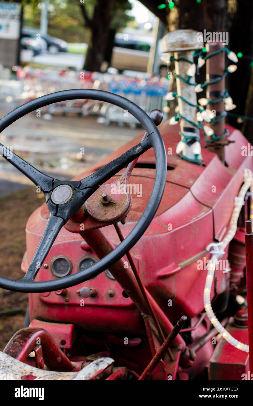 Vecchio tructor coperto con luci su country farm mercato. Foto Stock