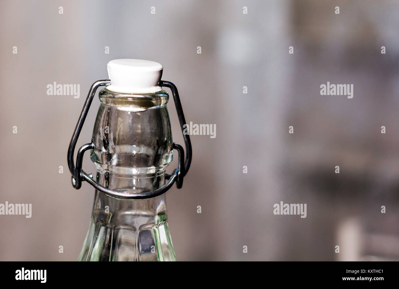 Dettaglio di un'annata bottiglia di vetro Foto Stock