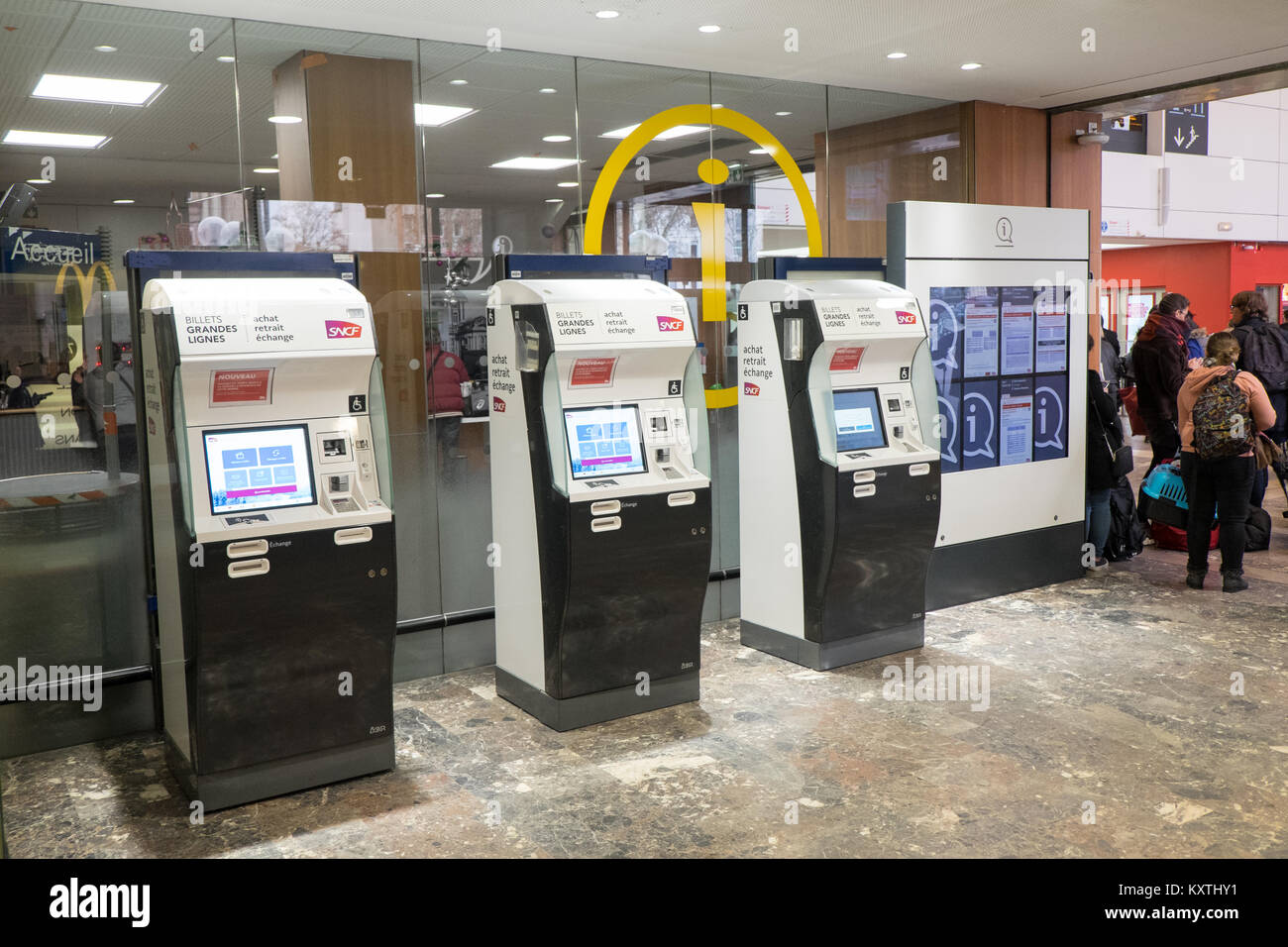 Pick up,ticket,vending,macchina,chiosco,automatico,Toulouse,treno stazione,,gare,de,,Toulouse Matabiau,main,central,stazione,Francia,francese, Foto Stock