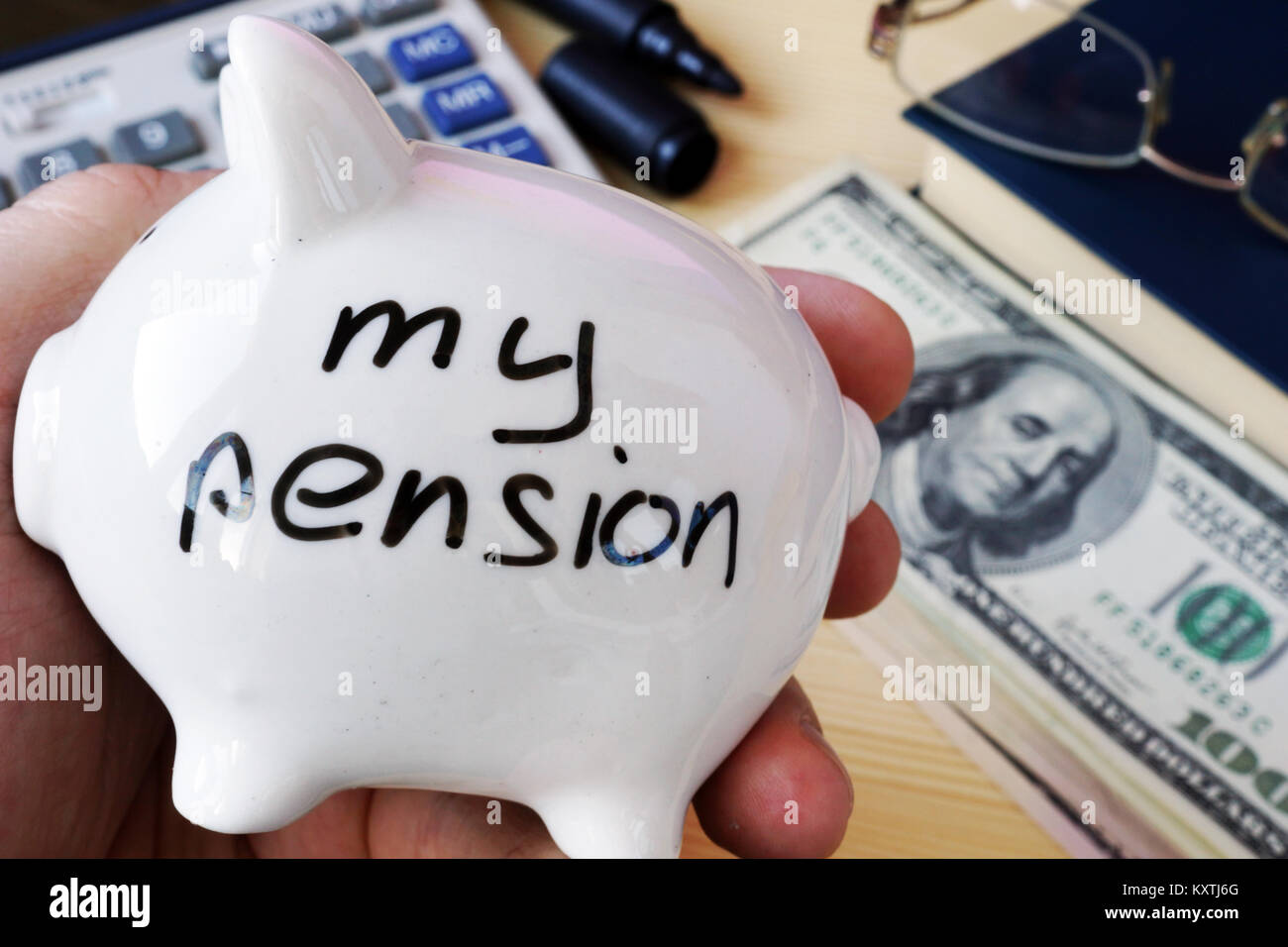Risparmi per il pensionamento. La mia pensione su un salvadanaio lato. Foto Stock