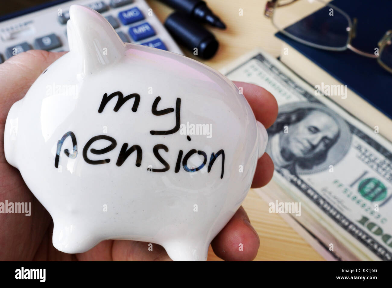 Risparmi per il pensionamento. La mia pensione su un salvadanaio lato Foto  stock - Alamy