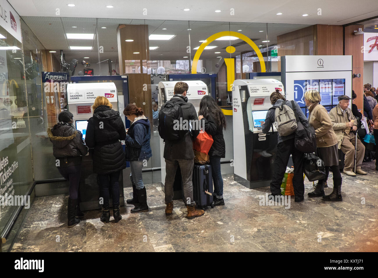 Pick up,ticket,vending,macchina,chiosco,automatico,Toulouse,treno stazione,,gare,de,,Toulouse Matabiau,main,central,stazione,Francia,francese, Foto Stock