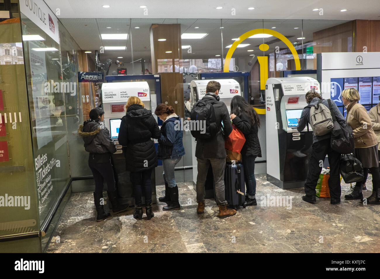 Pick up,ticket,vending,macchina,chiosco,automatico,Toulouse,treno stazione,,gare,de,,Toulouse Matabiau,main,central,stazione,Francia,francese, Foto Stock