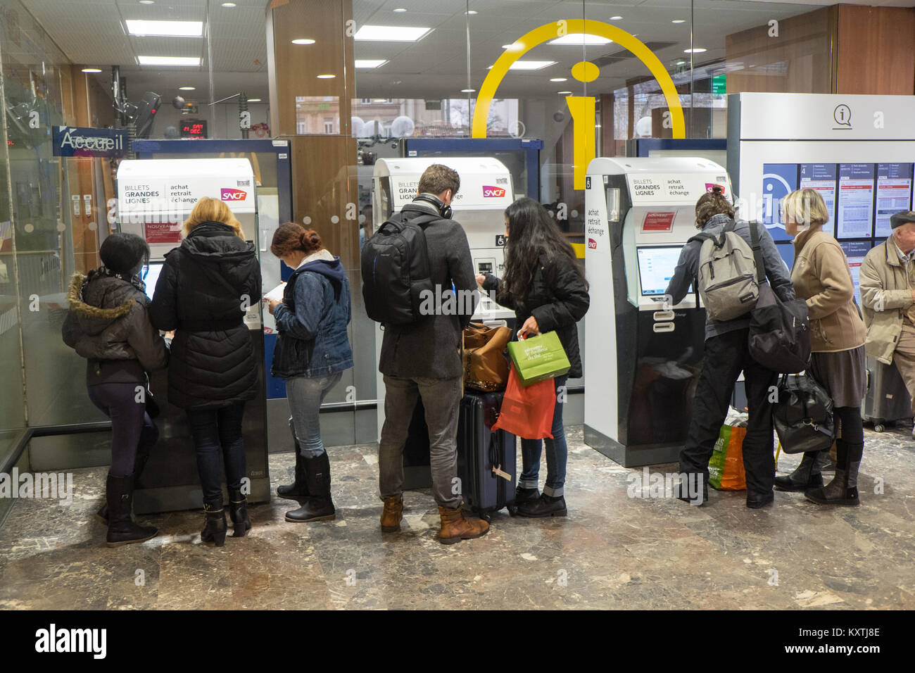 Pick up,ticket,vending,macchina,chiosco,automatico,Toulouse,treno stazione,,gare,de,,Toulouse Matabiau,main,central,stazione,Francia,francese, Foto Stock