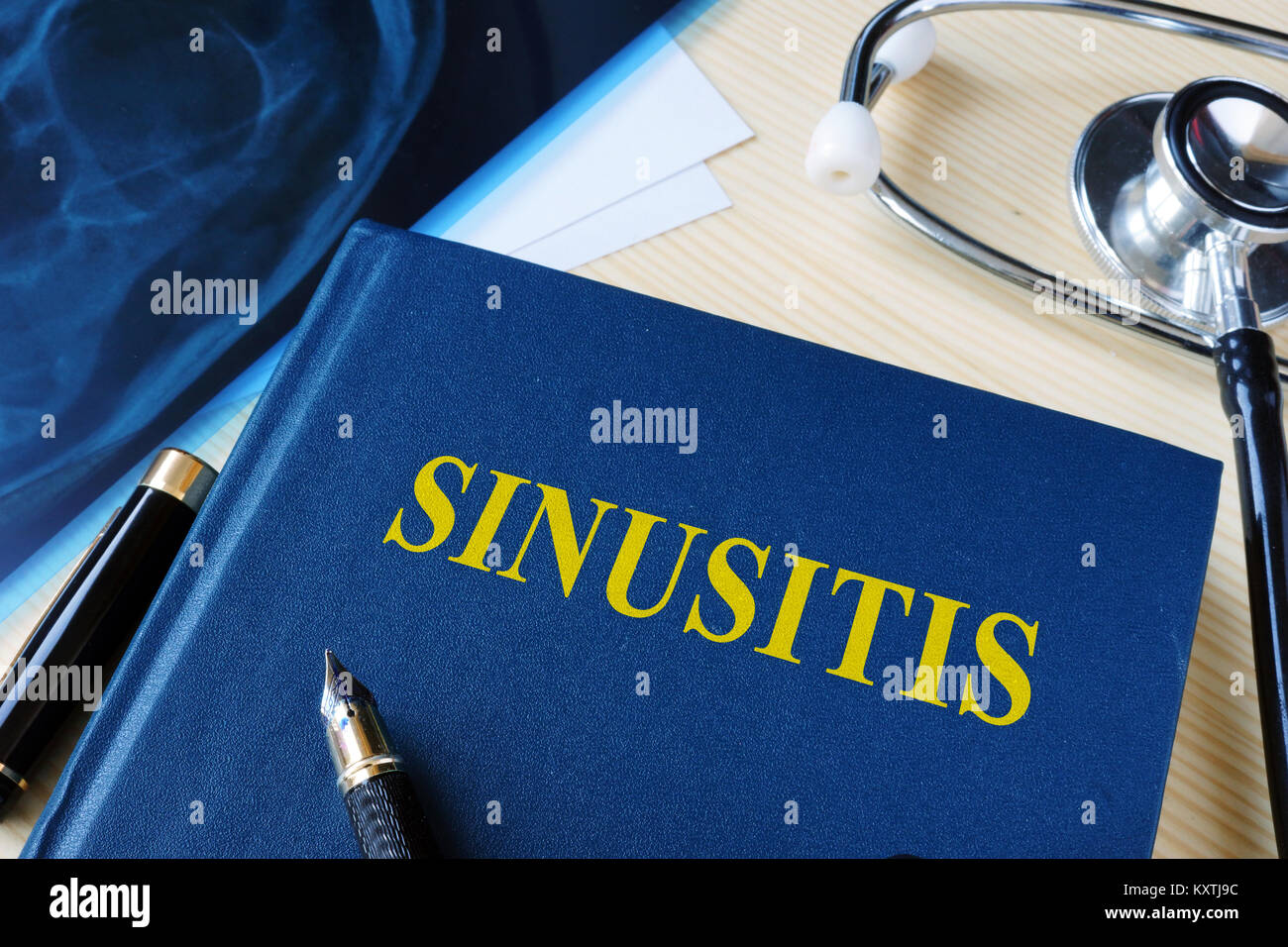 Prenota circa sinusite su un banco dell'ospedale. Foto Stock