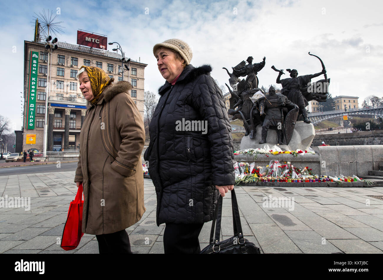 Anniversario del massacro di Maidan sul Maidan nella capitale ucraina di Kiev, dove i ritratti dei manifestanti uccisi e i fiori sono stabilite. Foto Stock