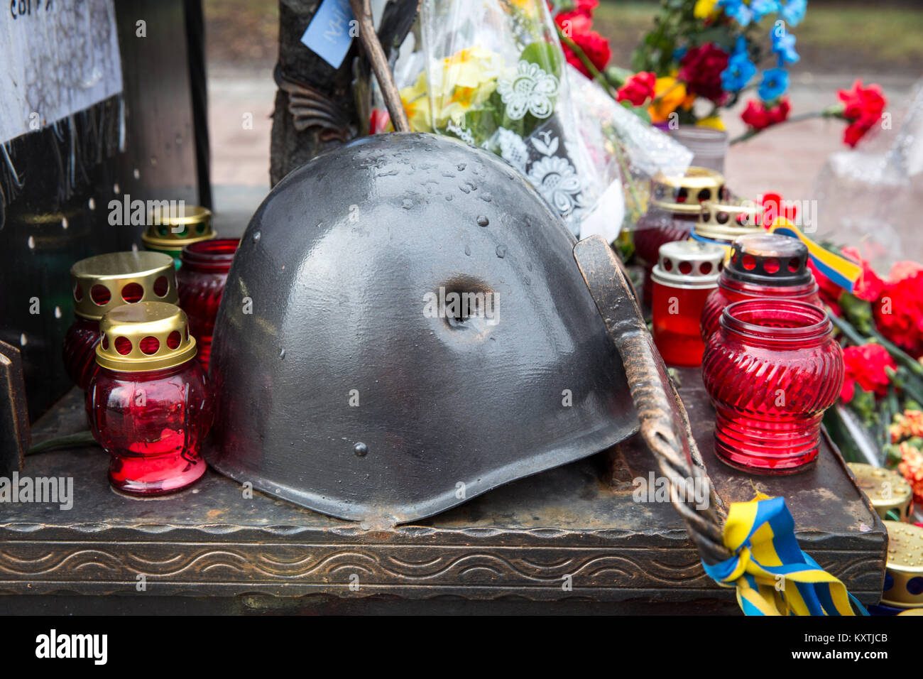 Anniversario del massacro di Maidan sul Maidan nella capitale ucraina di Kiev, dove i ritratti dei manifestanti uccisi e i fiori sono stabilite. Foto Stock