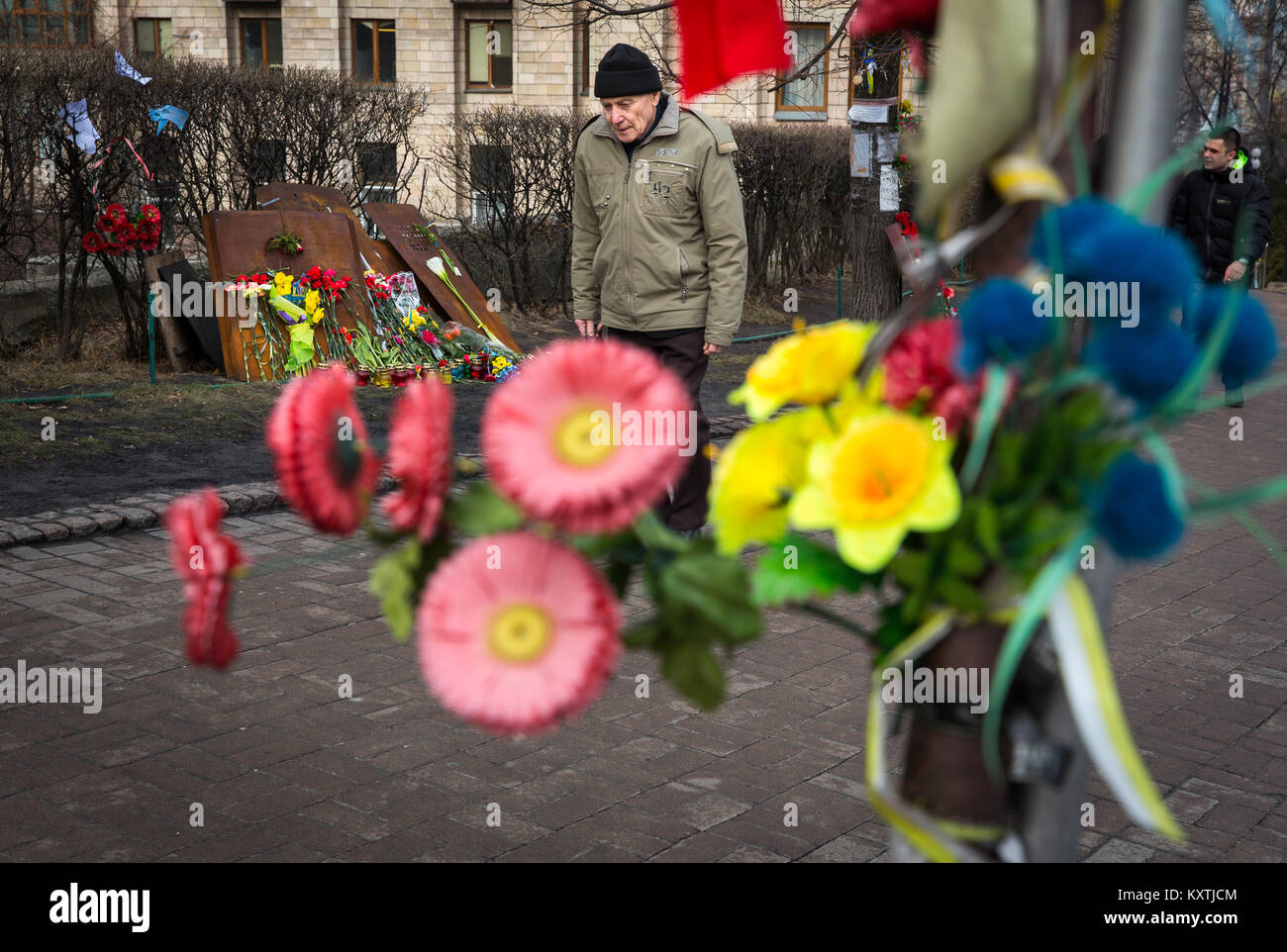 Anniversario del massacro di Maidan sul Maidan nella capitale ucraina di Kiev, dove i ritratti dei manifestanti uccisi e i fiori sono stabilite. Foto Stock