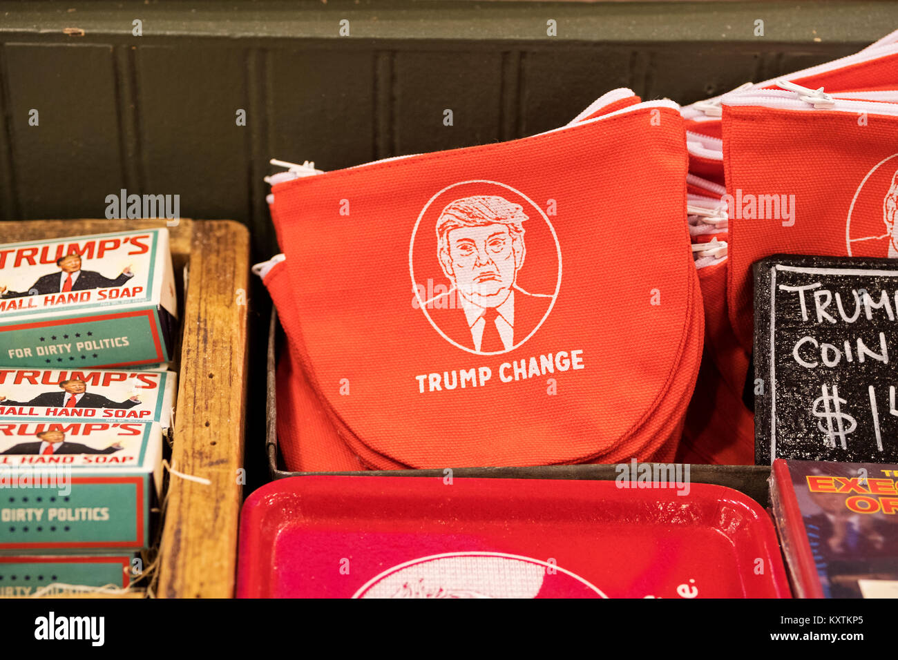 Un trump portamonete rendendo divertente del presidente Donald Trump in vendita presso il pesce Eddy, un vintage & eclettico housewares store in Manhattan. Foto Stock