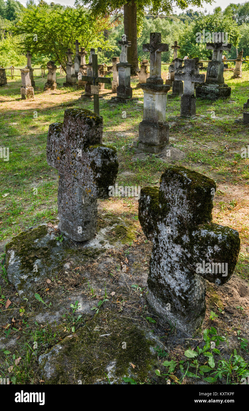 Lingua ucraina iscrizioni sulle lapidi, cattolica greca cimitero di San Paraskevi Chiesa, patrimonio mondiale dell UNESCO, Radruz, Malopolska, Polonia Foto Stock