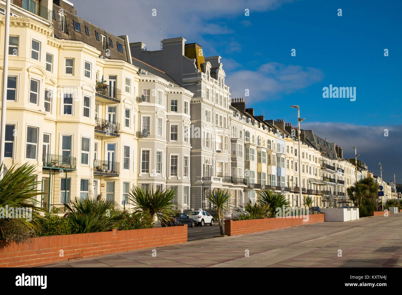 Una fila di bella colorati multipli vittoriano storia terrazze sul lungomare di hastings east sussex Foto Stock