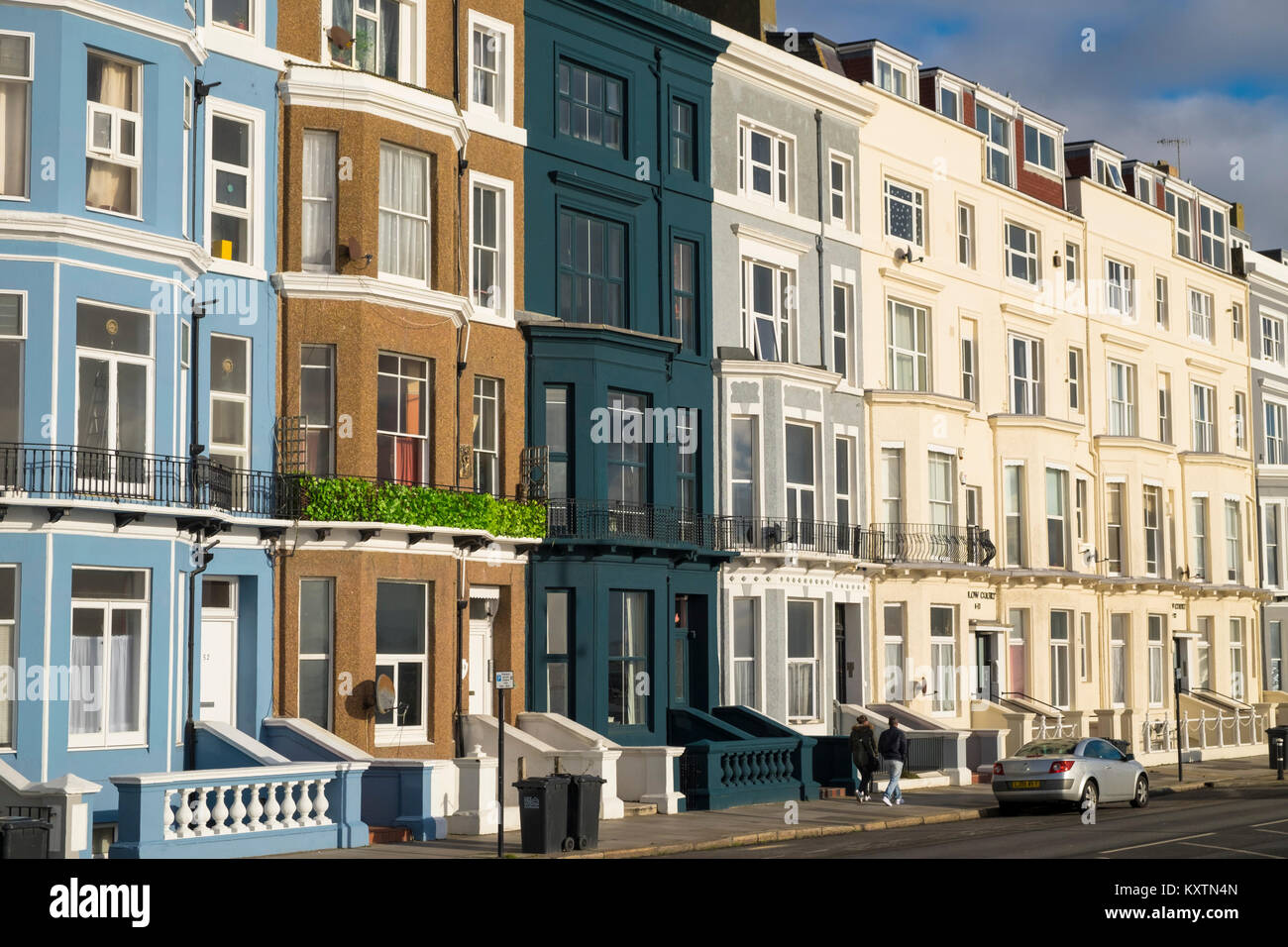 Una fila di bella colorati multipli vittoriano storia terrazze sul lungomare di hastings east sussex Foto Stock