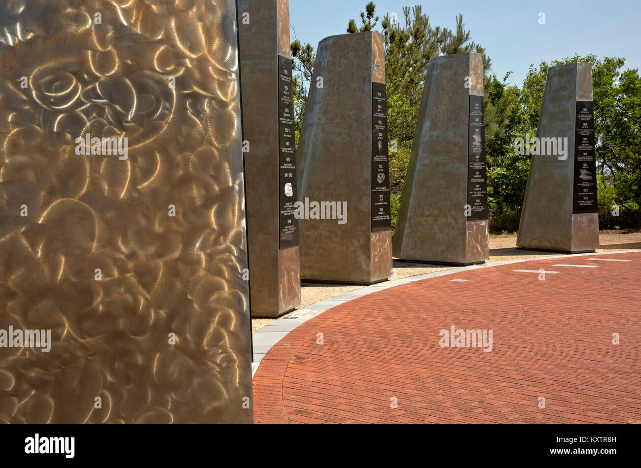 NC01246-00...North Carolina - conformato ad ala colonne presso il monumento a un secolo di volo sul Outer Banks a Kitty Hawk. Foto Stock