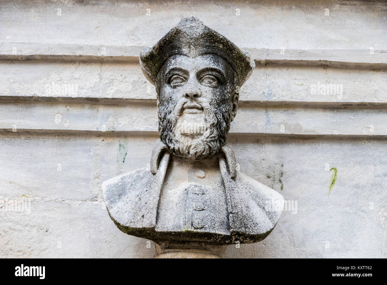 Fontana di acqua con un busto di Michel de Nostradame o Nostradamus nel centro storico della sua città natale e il luogo di nascita di Saint-Remy-de-Provence, Francia Foto Stock