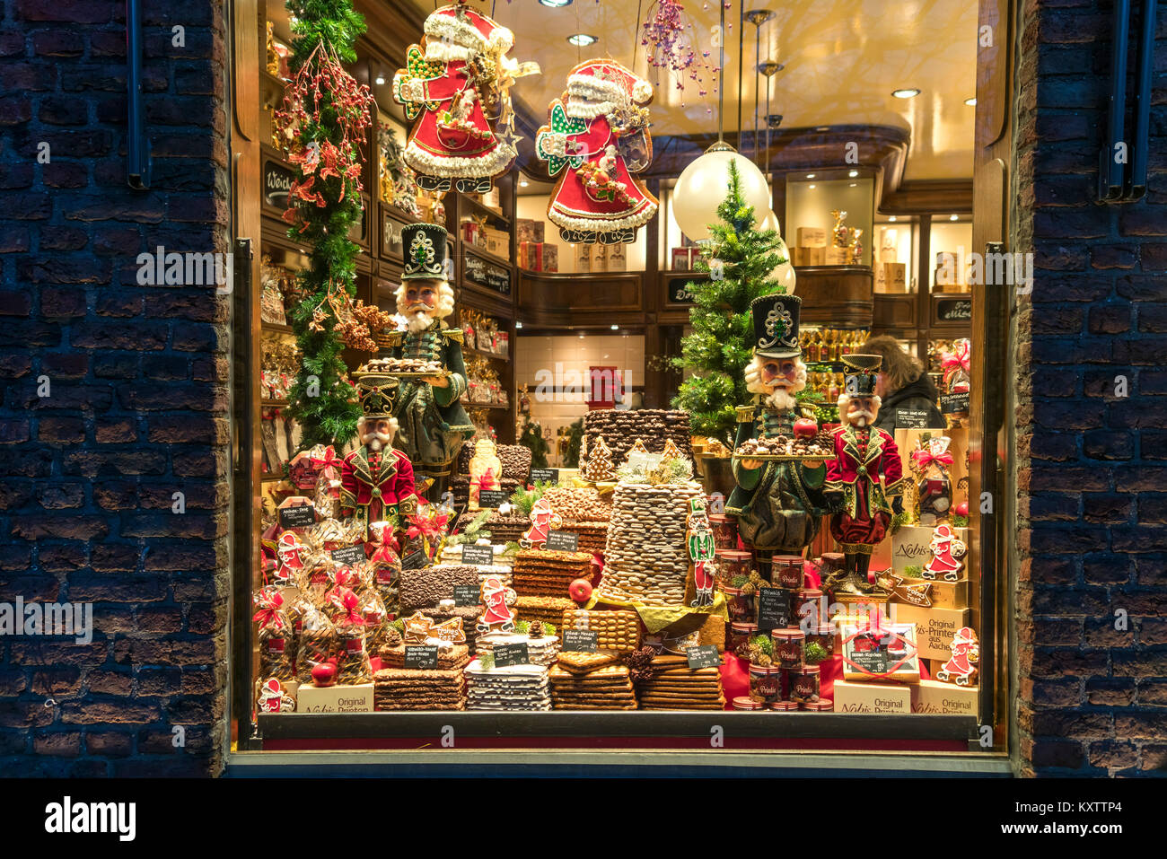 Weihnachtliches Schaufenster mit Aachener stampate, Aachen, Nordrhein-Westfalen, Deutschland | Shop di Natale finestra con Aachener stampate, Aachen , Foto Stock