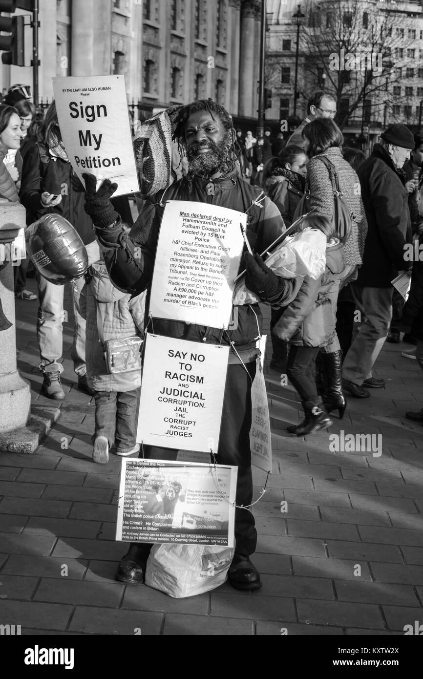 Dire no al razzismo protestor sulla strada di Londra Foto Stock