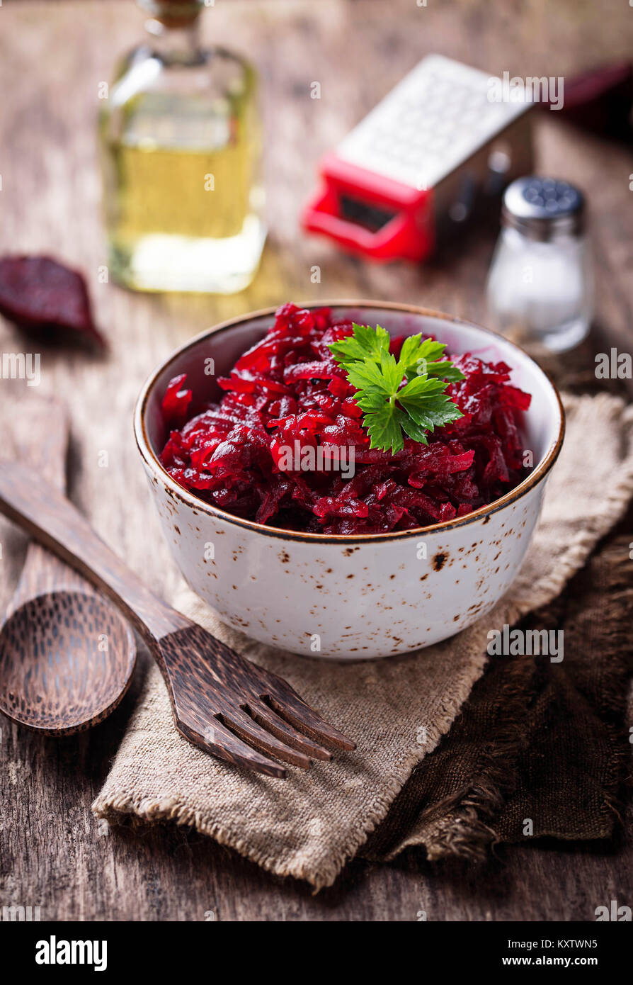 Ciotola di insalata di barbabietola su sfondo di legno Foto Stock