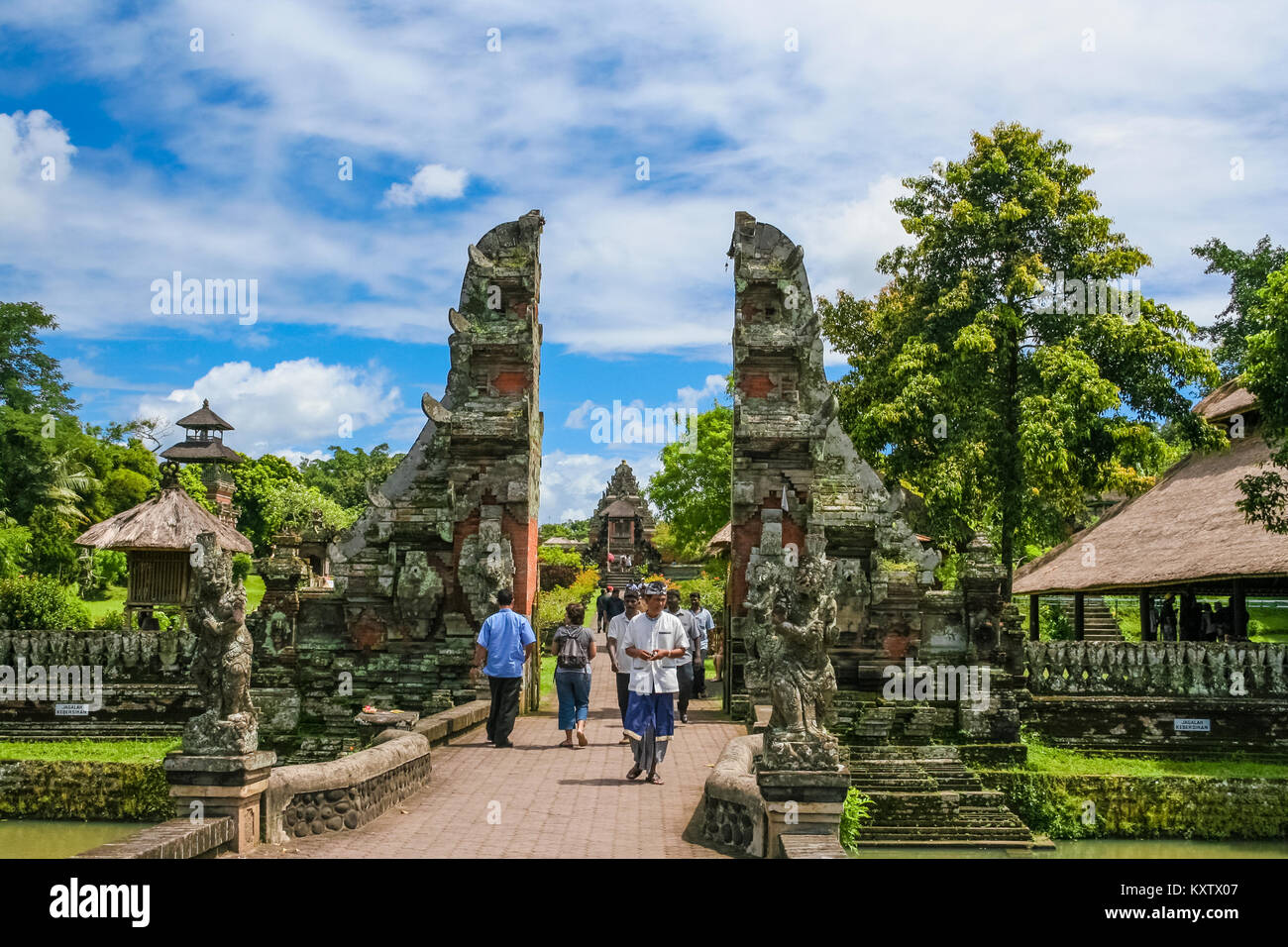 L'ingresso principale, uno split gate (candi bentar), di Pura Taman Ayun in Mengwi, Bali, Indonesia. Foto Stock