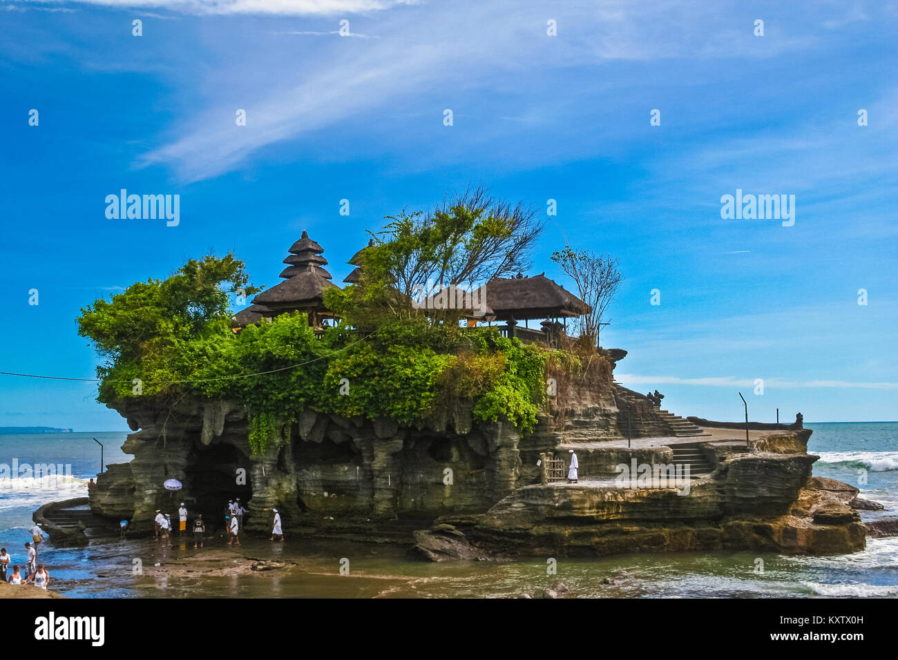 Vista completa di Pura Tanah Lot, un antico pellegrinaggio Hindu Temple su una formazione di roccia off isola indonesiana di Bali. Foto Stock